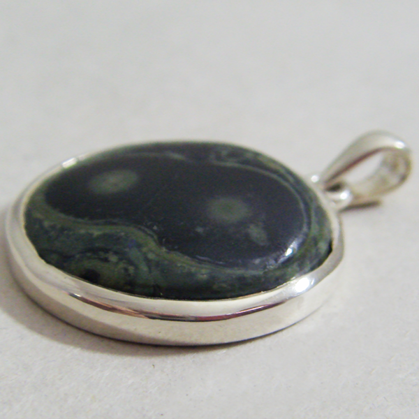 (p1231)Silver pendant with polished stone.